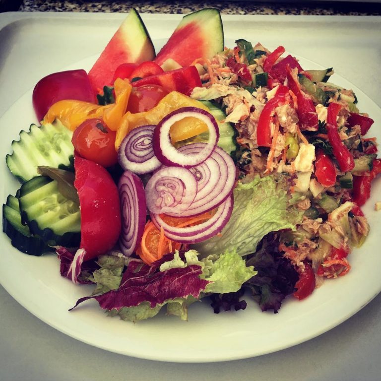Sommerlicher Protein-Salat mit Thunfisch und Wassermelone (Rezept)